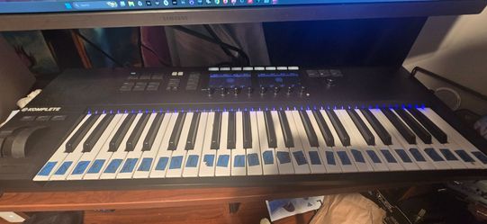 Native Instruments KOMPLETE KONTROL S49 MK2 Smart Keyboard Controller