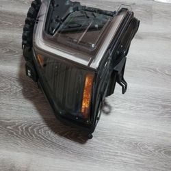 2023 to 2024 GMC Sierra Drivers Side Headlight OEM Good Condition 