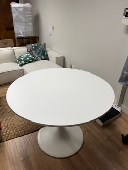 White Round Pedestal Dining Table