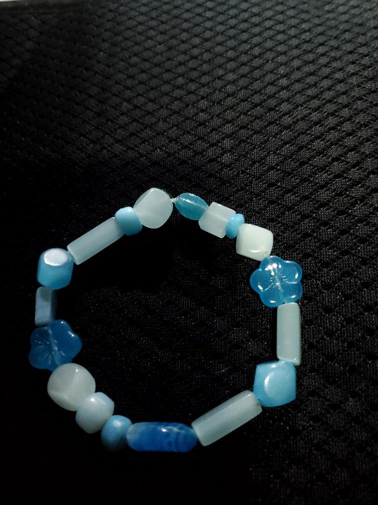 Beautiful Hand Made Glass Bead Bracket. size Med.