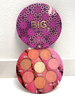 Tarte blush book with highlighter 😍😍