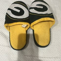 Brand New Kids Size 7-8 Slippers 