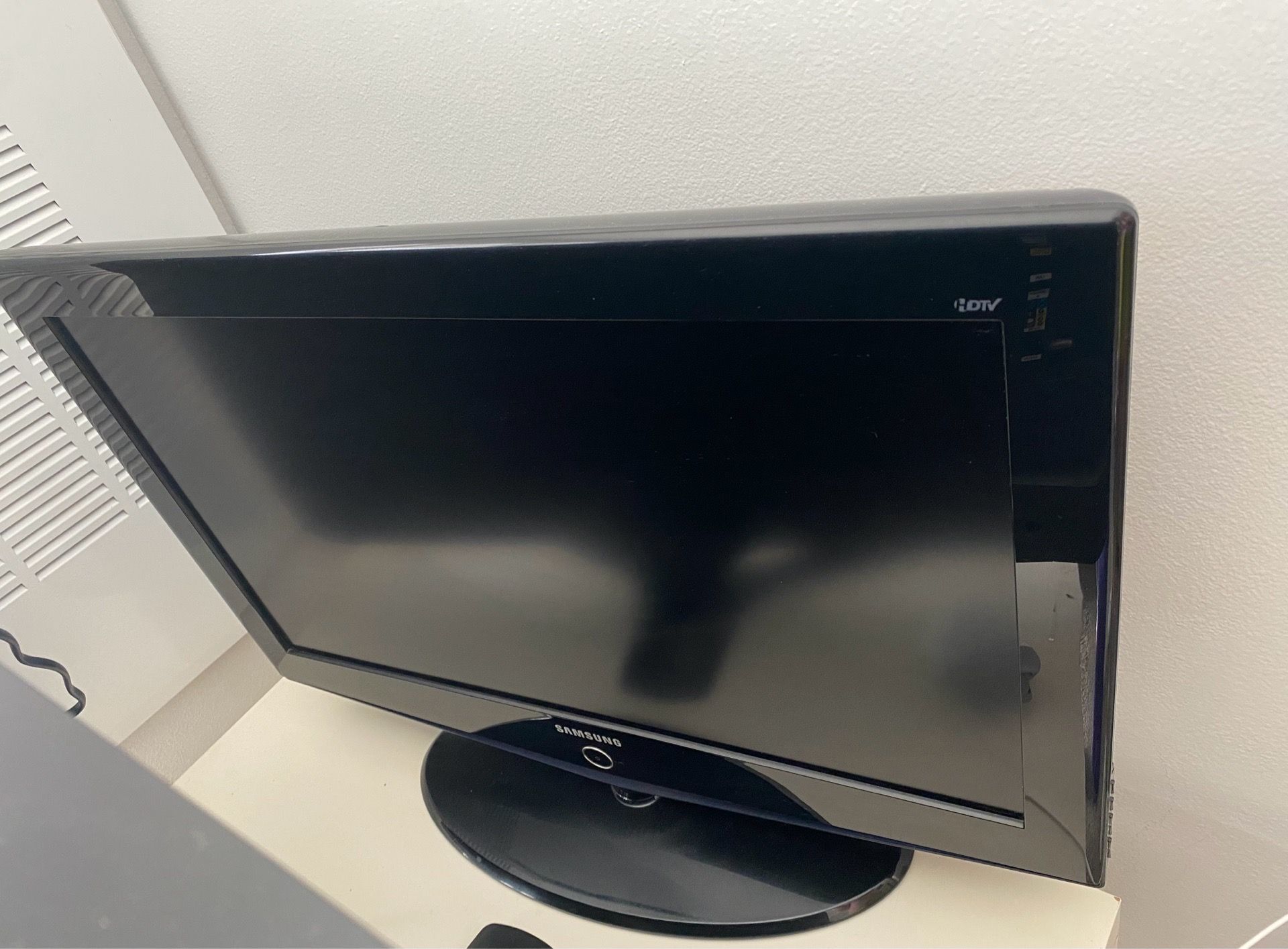 Samsung 32” flat screen TV.