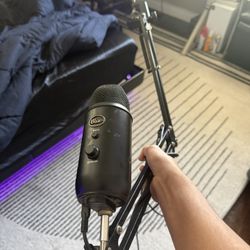 Blue yeti microphone with boomarm 