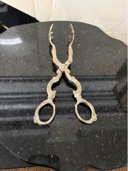 Antique embossed floral ornate scroll designed silver plate scissor handle claw salad serving tongs 7 3/4”