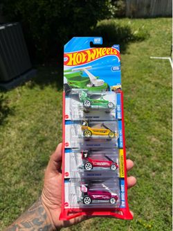 Set of 4 draggin wagon with treasure  hunt
