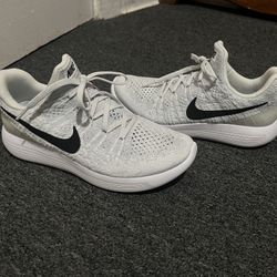Woman’s Nike Shoes 8.5