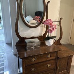 ✨✨🌸. STUNNING ANTQUE DRESSER W/ MIRROR 