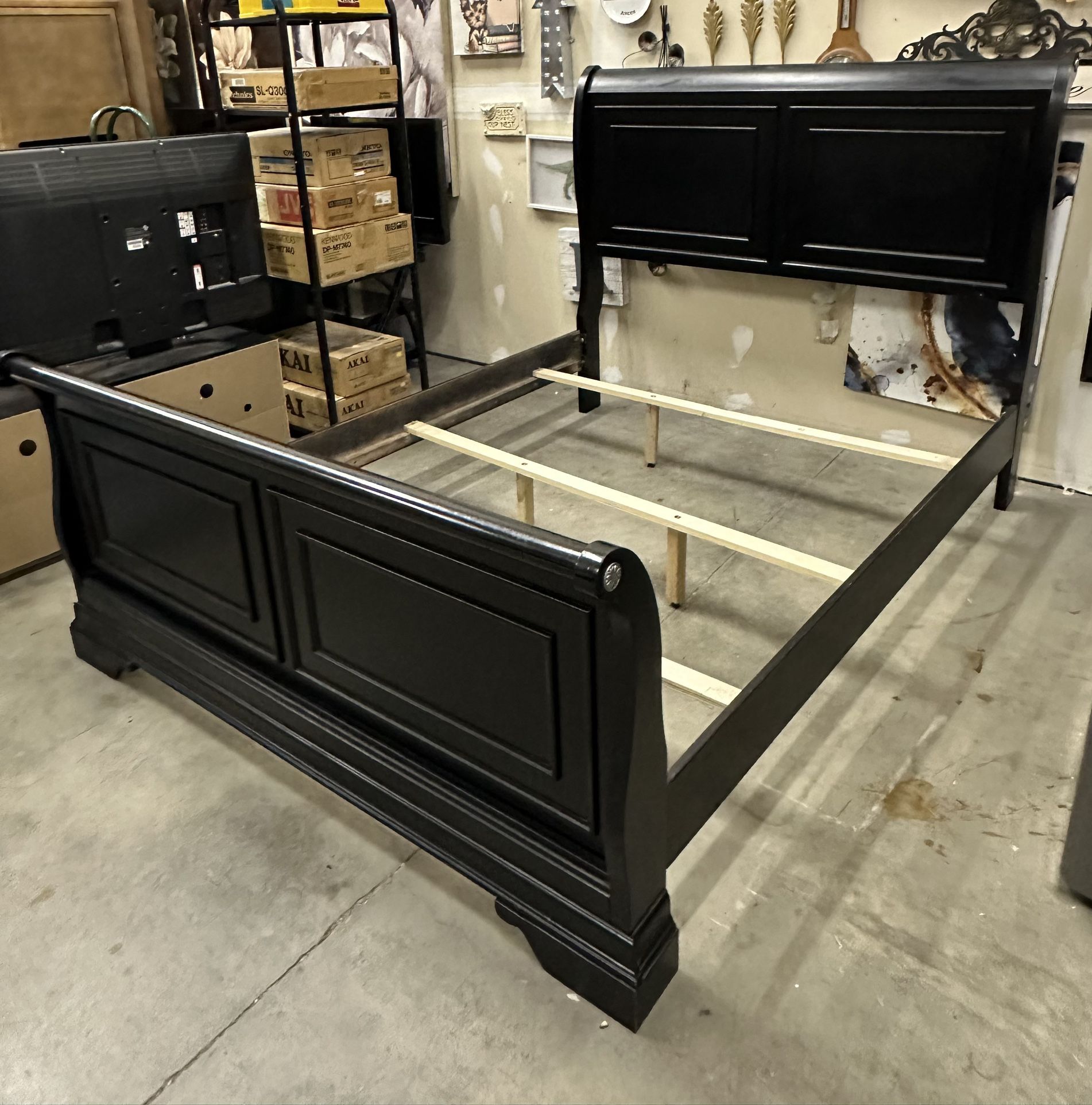 Bob’s Discount Furniture - Louie Louie Queen Sleigh Bed