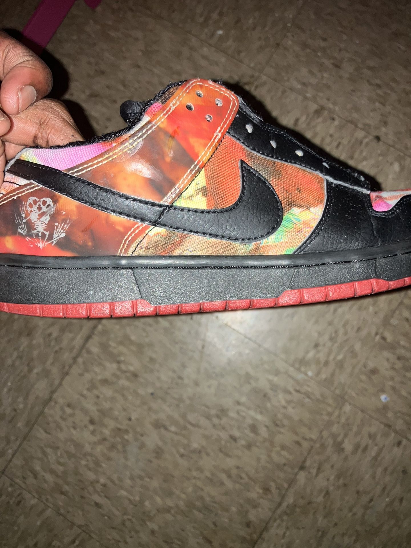 Size 9.5 - Nike SB Dunk Low Pushead in good condition (used) needs shoe laces