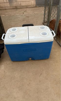 Rolling rubber maid ice chest.