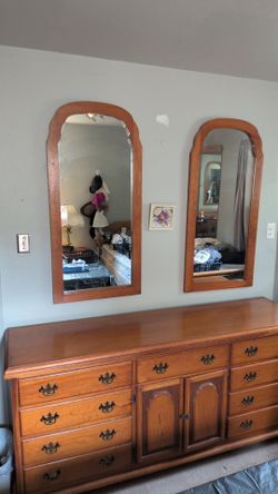 Queen size bedroom set comes with long dresser two mirrors, tall dresser, bed frame . You can have the mattress!