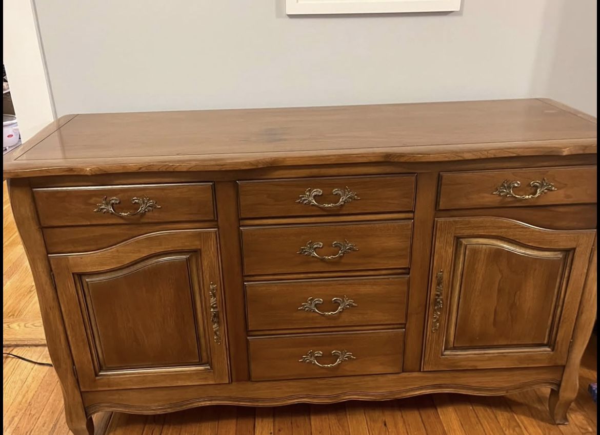 Wooden Buffet Table/China Cabinet
