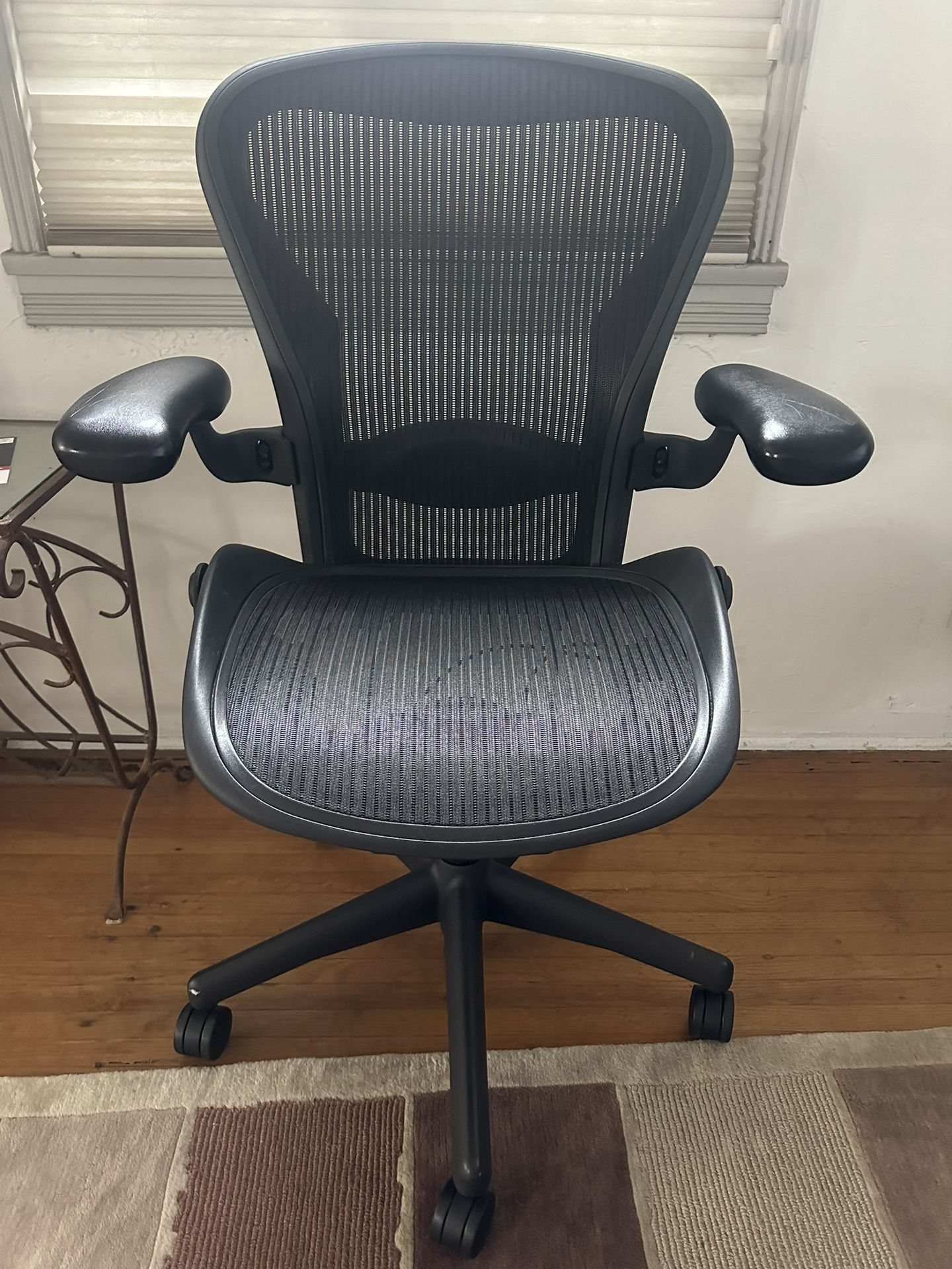Herman Miller Aeron Fully Loaded Size B In Excellent Condition. 