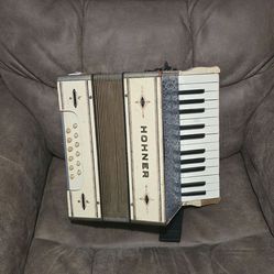 ACCORDION HOHNER HECHO EN ALEMANIA $299 OBO