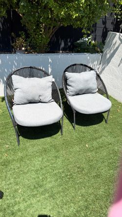 Free 2 outdoor chairs and cushions need a paint job