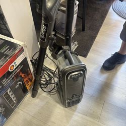 Shark Vacuum Only Includes Lyft  Away And Complete 20!!!!!