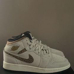 Air Jordan 1 Mid SE, Size 4.5Y