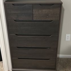 6- Drawer Chest of Drawers 