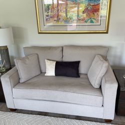 Contemporary Loveseat In Excellent Condition 