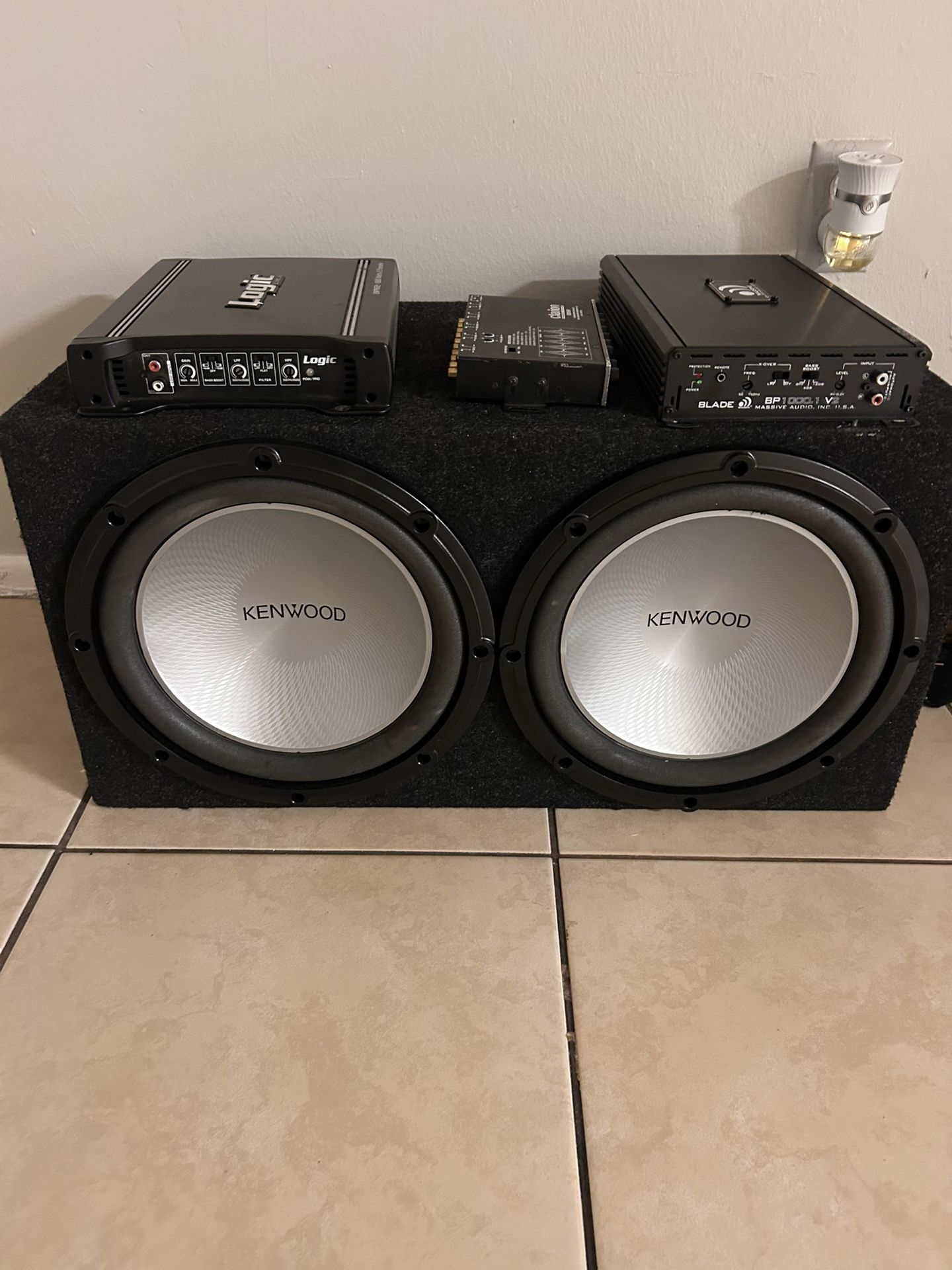 Car audio set (2 amps , 1 Eq and two 12s) PRICE IS NEGOTIABLE