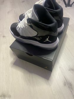 Jordan max aura conordsBlack and White Sneakers