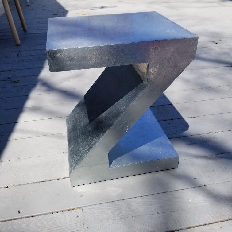 Metal Z shape Accent Table