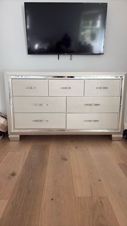 Bedroom Dresser and nightstands (2)
