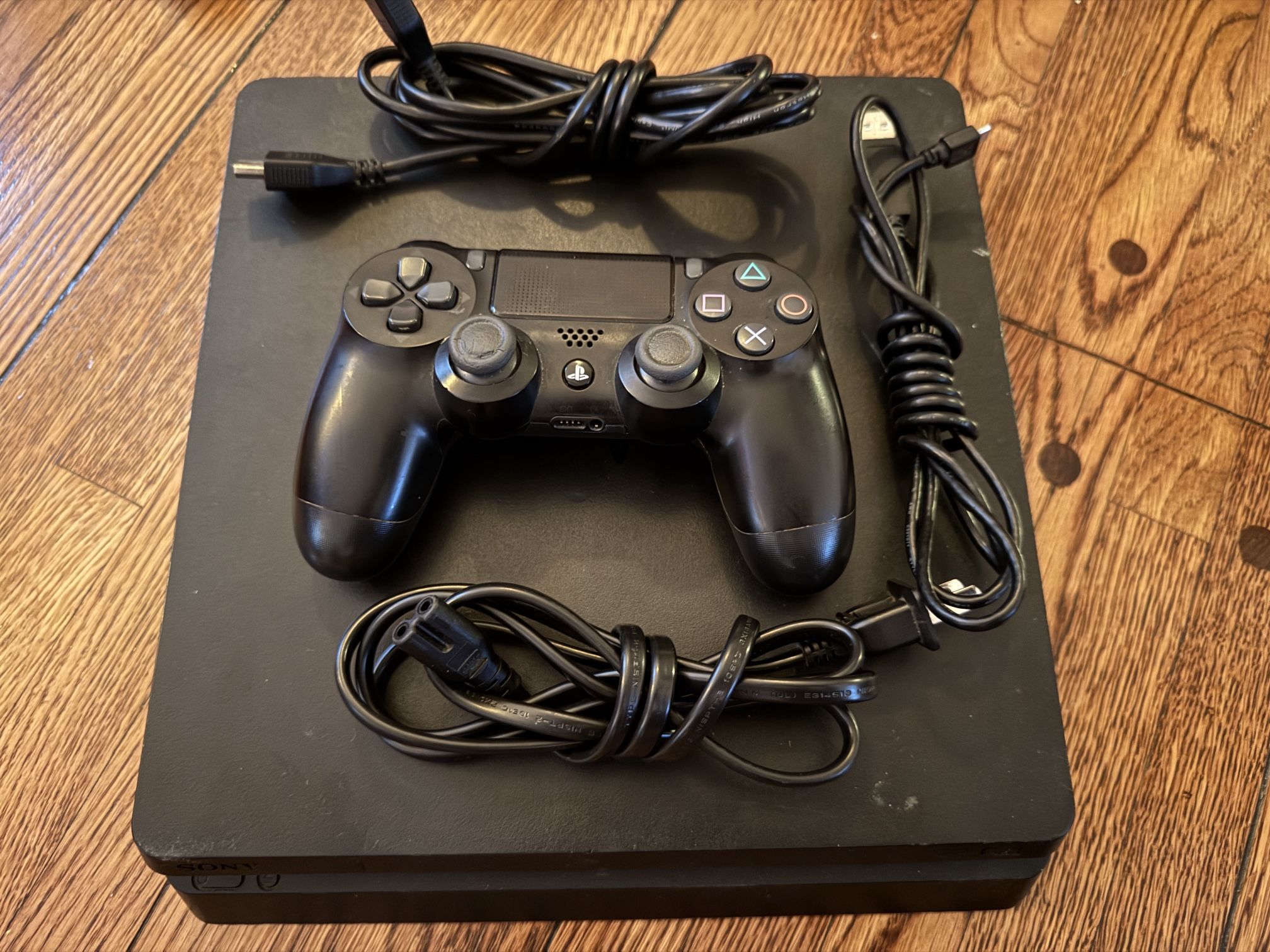 PS4 Slim 1TB Bundle