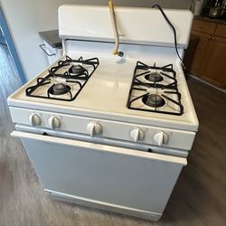 Estufa en muy  x $365.   Es de gas.  Y trabaja el orno muy bien