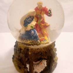 Vintage Snowglobe Musical San Francisco Music Box Christmas Nativity Scene Globe