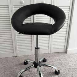 Modern Swivel Chair with Wheels – Like New 