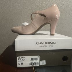 Never Worn Shoes/ Pumps Size 5- 6 Blush Color