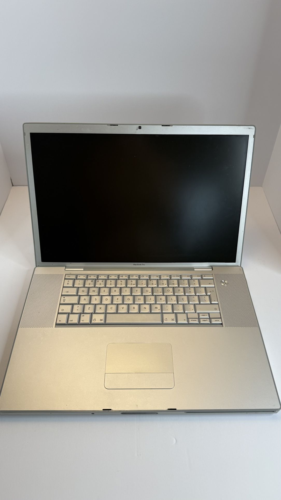 Apple MacBook Pro 17” A1212 (2006) Vintage Laptop – For Parts or Repair