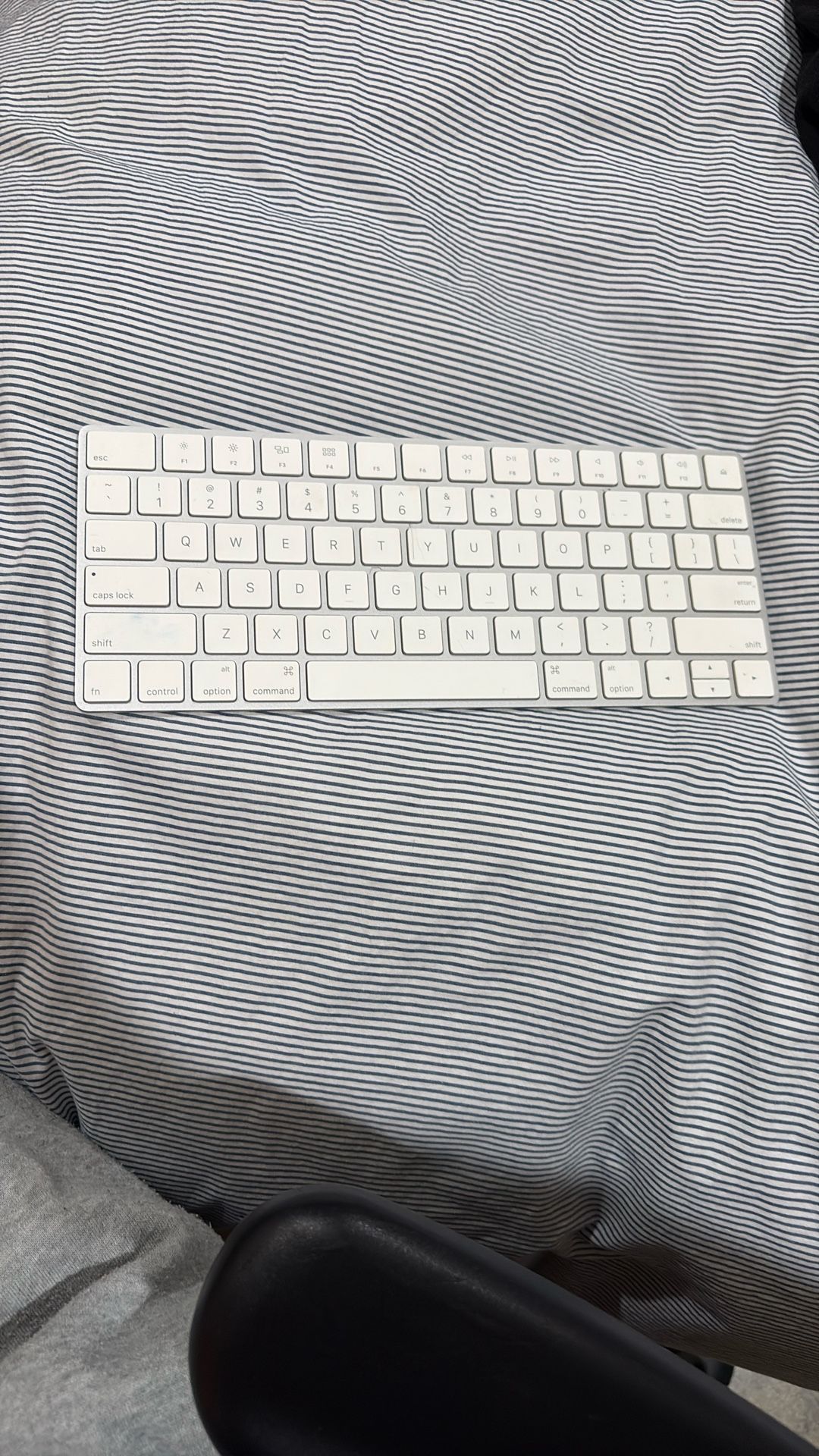 Apple Lightweight Keyboard All White Color Bluetooth Connection