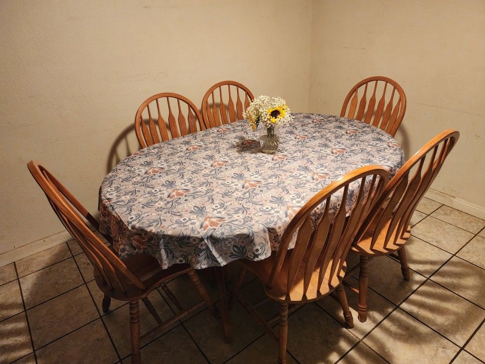 Dining room set, table and 6 chairs, solid oak, very sturdy and well built, opens up and extends, has 2 leaf panels that store inside the table, the t
