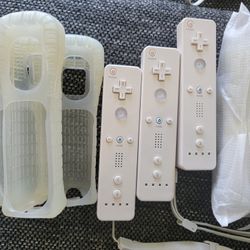 4 Nintento Wii Remotes 