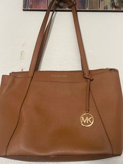 Estoy vendiendo está bolsa Michael Kors muy bonito color  está sucia por dentro $5