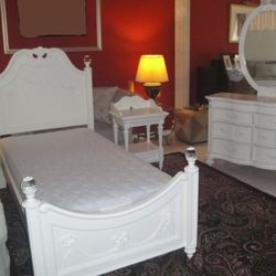 Disney Princess 4 PC bedroom set (twin bed) in PRISTINE CONDITION, LIKE NEW. Delivery available