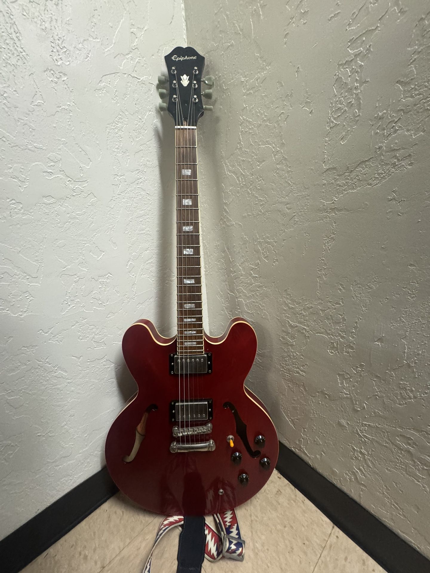 Guitar: Epiphone ES 335