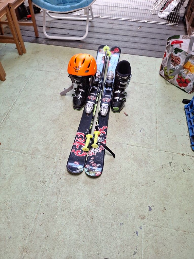 135cm Dynostar Skis Toddignol Noots 24.5 Helmet And Poles 