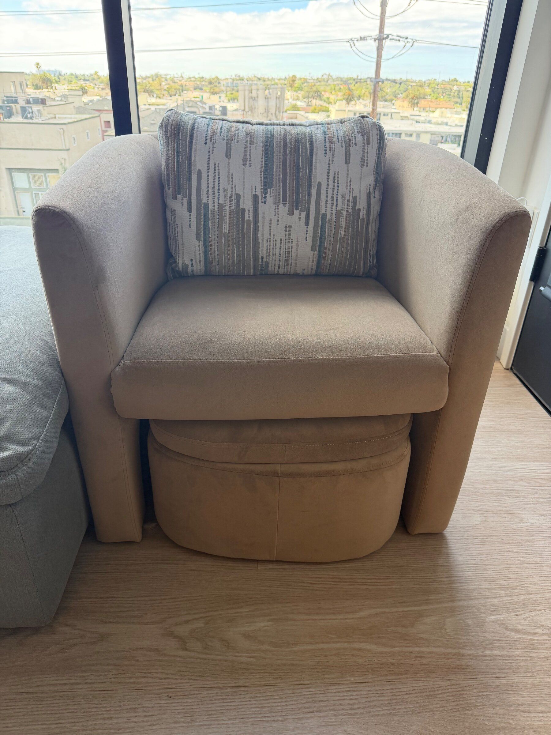 Kyah Velvet Armchair with Ottoman ( Pack of 2) Like New, Brown – Los Angeles, CA