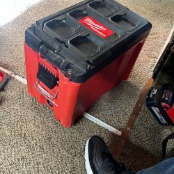Milwaukee Pick Up Box With Removable Tray