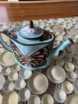 ADORABLE MINI TEAPOT HAND MADE PAINTING BY KEVIN CHEN “COLLECTABLE ITEM”