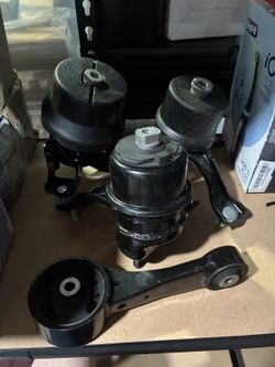 Engine Mount Kit with Multiple Mounts for Vehicle Stability and Reduced Vibrance