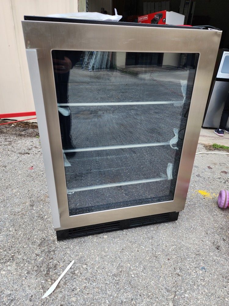HISENSE 23.43-in W 140-Can Capacity Stainless Steel Beverage Refrigerator