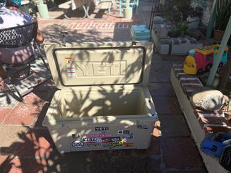 YETI Tundra Hard Cooler Tan