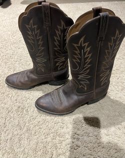 Women 8c Ariat Boots