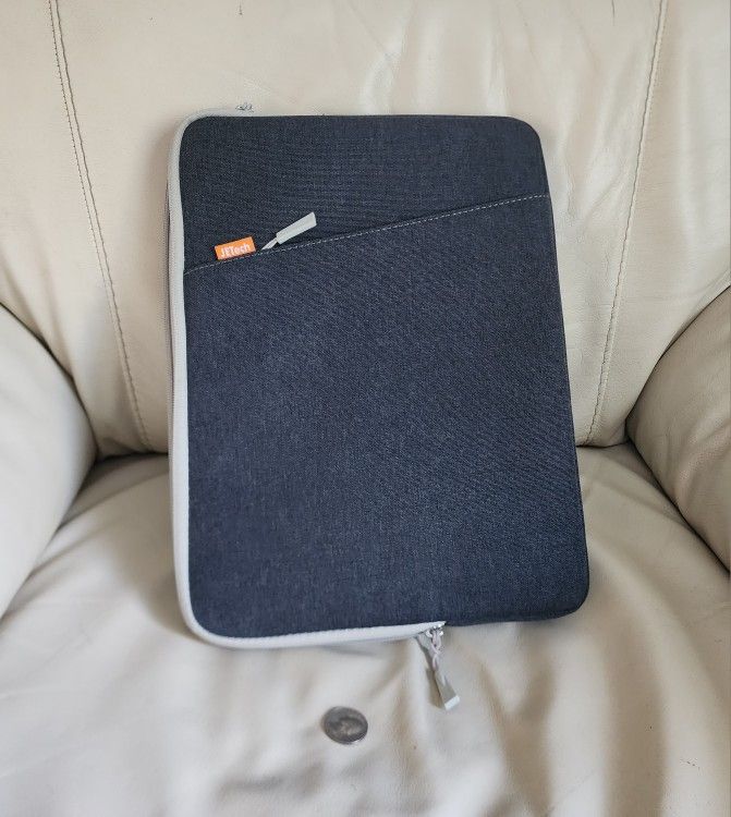 JETech Padded Laptop Case Bag In Gray Color, Zipped, Travel Accessory, Unisex Design Storage Case.
