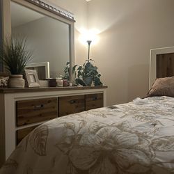 Full Queen Size Bedroom Set (Must Go) 48 hours to pickup